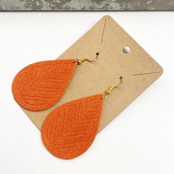 Textured teardrop hand made earrings - Picture 1 of 2